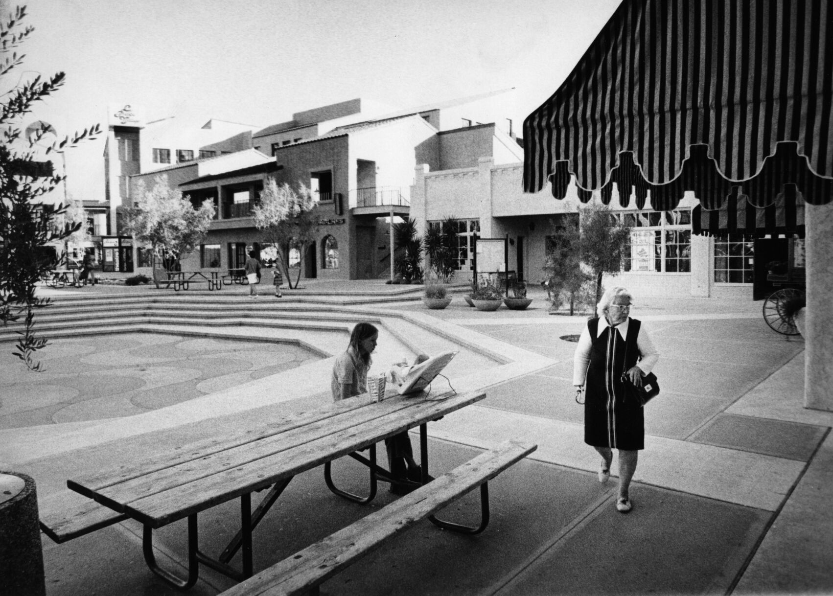 La Placita Village, 1977